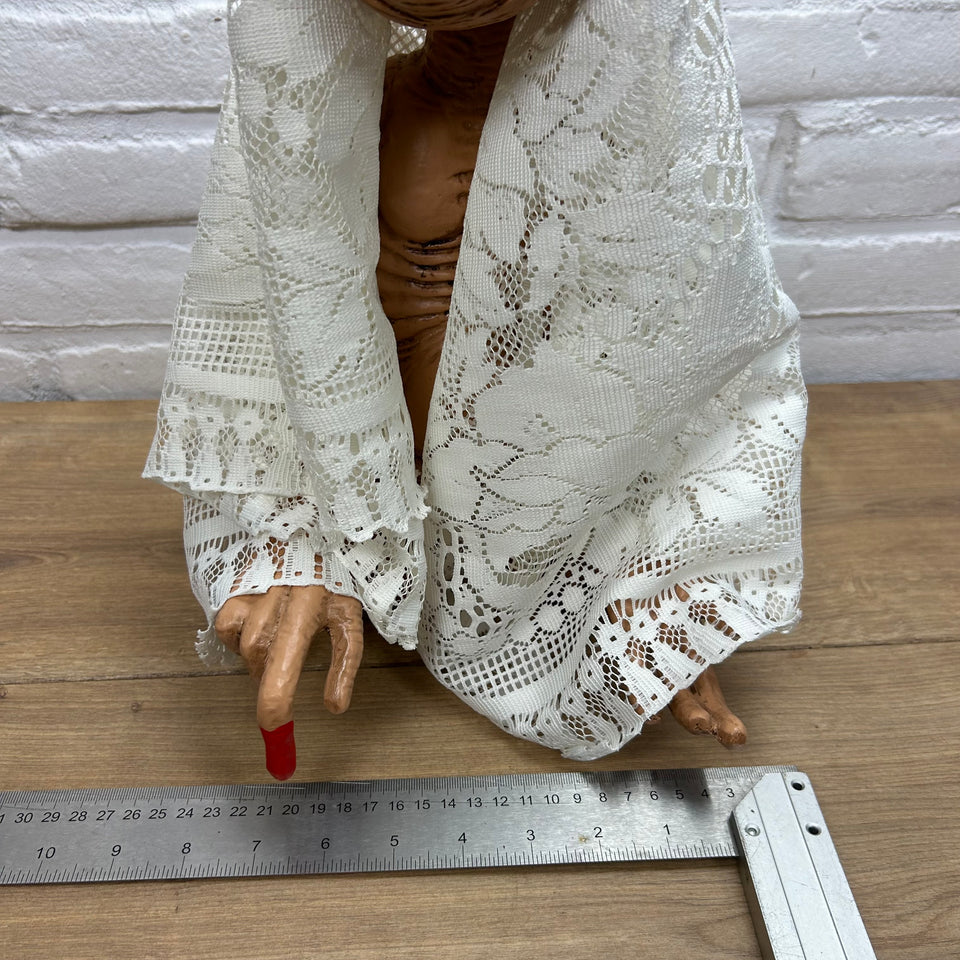 E.T. - Extra-Terrestrial Prop Figure with blanket