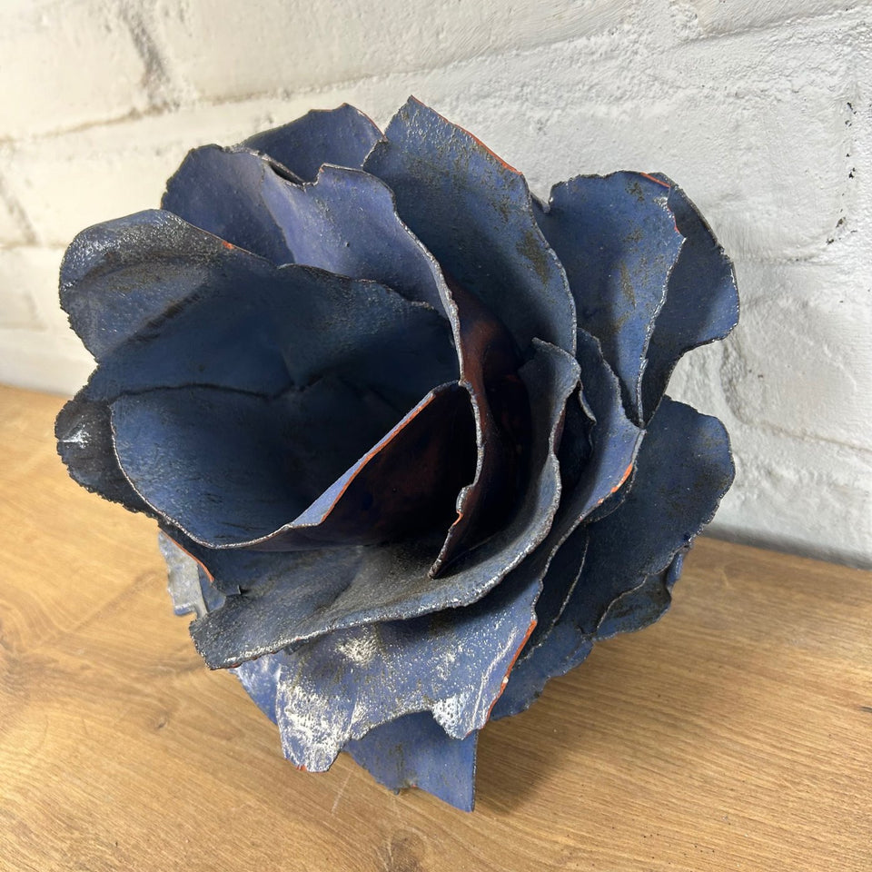 Two ceramic flower sculptures - 15 cm