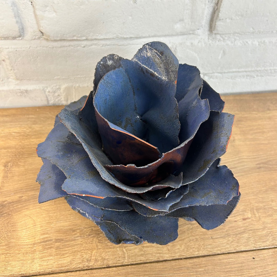 Two ceramic flower sculptures - 15 cm