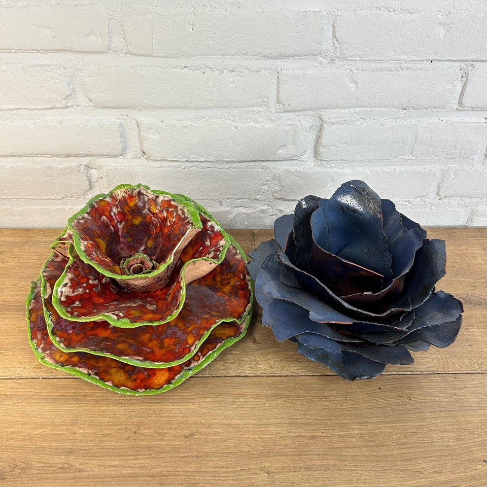 Two ceramic flower sculptures - 15 cm