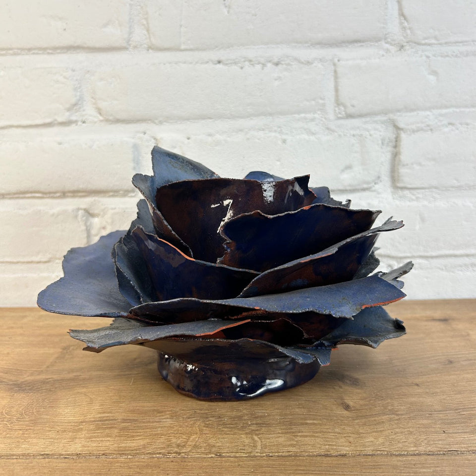 Two ceramic flower sculptures - 15 cm