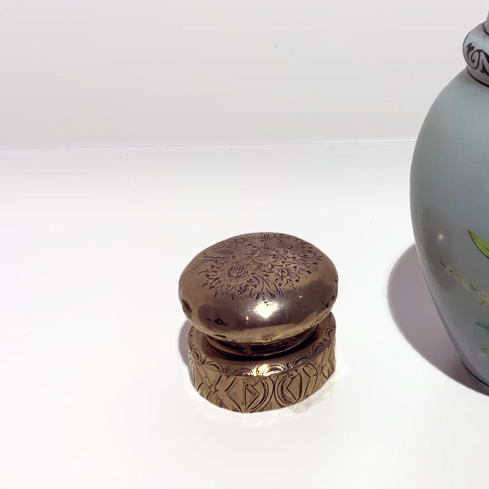 Antique tea-pot - 19th century - beautiful hand engraved details on the cover