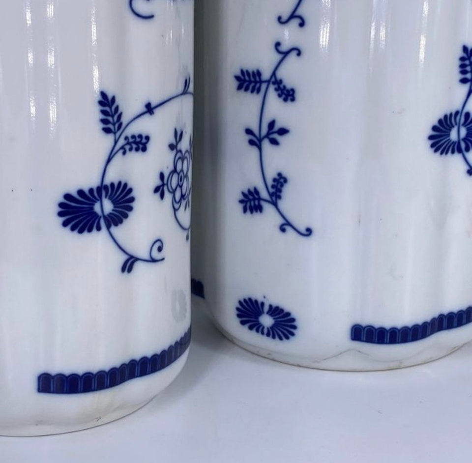 Twee Delfts blauwe potten