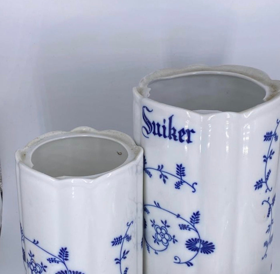 Twee Delfts blauwe potten